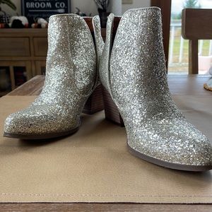 Not rated gold boots. Size 8.5